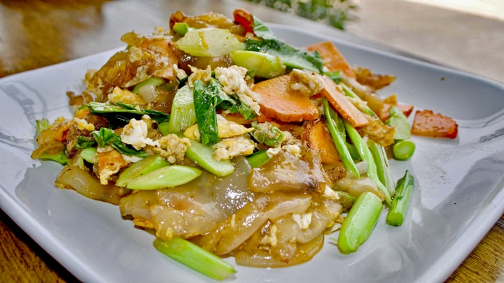 Pad See Iew (ผัดซีอิ๊ว) 간장 볶음 국수 – 태국 요리 설명 Pad See Iew (ผัดซีอิ๊ว) 간장 볶음 국수 – 태국 요리 설명