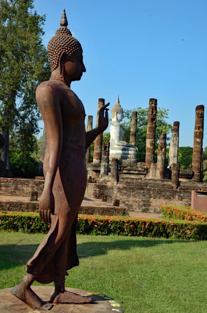 contrast het is nutteloos Ademen Een iconografische stijlbreuk: de Siamese wandelende Boeddha | Thailand blog