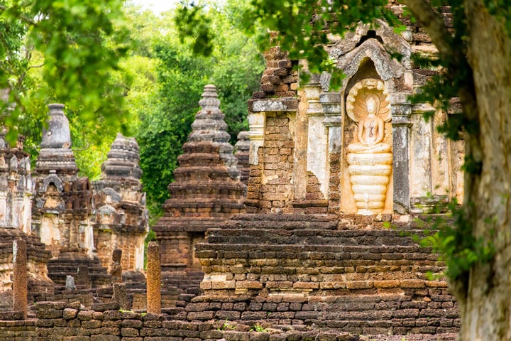 Wat Chedi Chet Thaew သည် Si Satchanalai သမိုင်းဝင်ပန်းခြံရှိ ဘုရားကျောင်းတစ်ခုဖြစ်သည်။