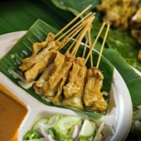 Satay – gegrilde kip- of varkensvlees stukjes